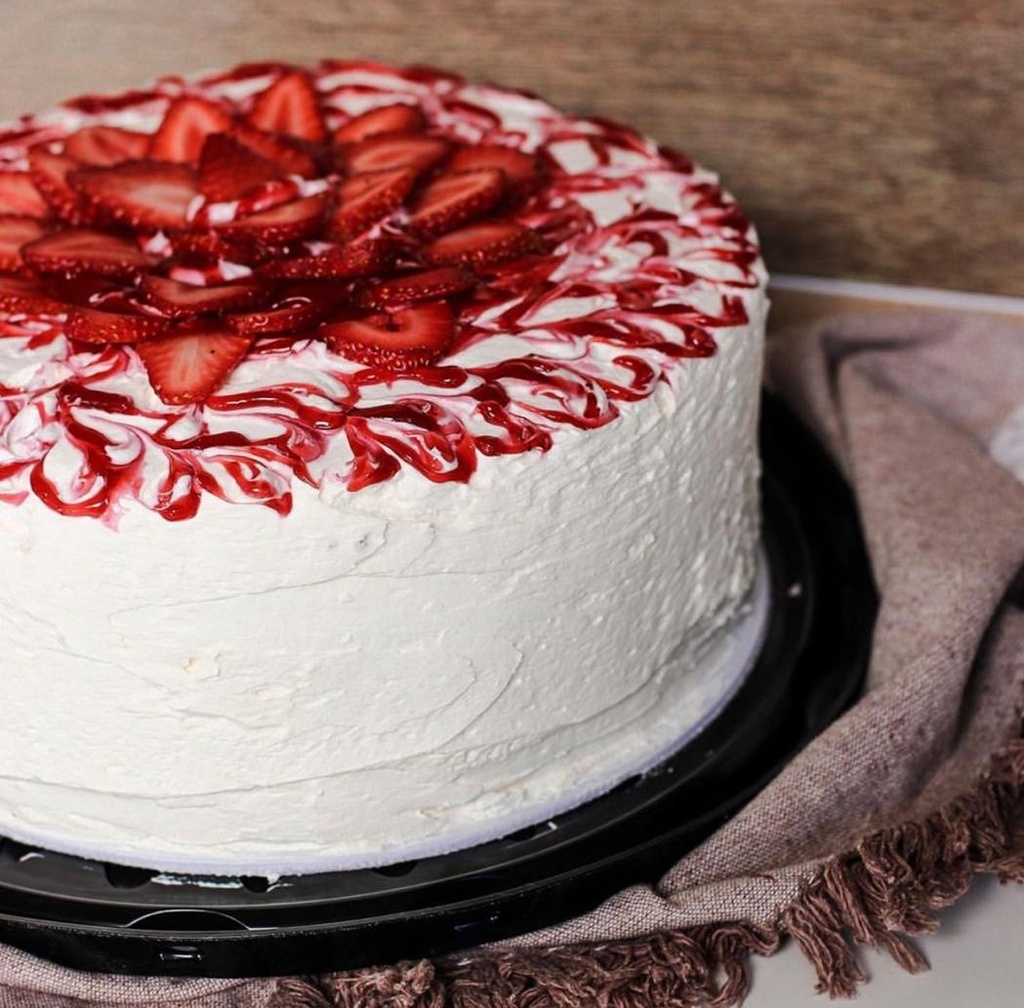 BOLO NINHO COM MORANGO