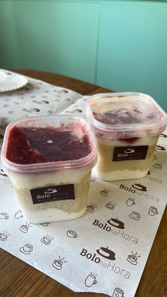 BOLO NO POTE NINHO COM MORANGO